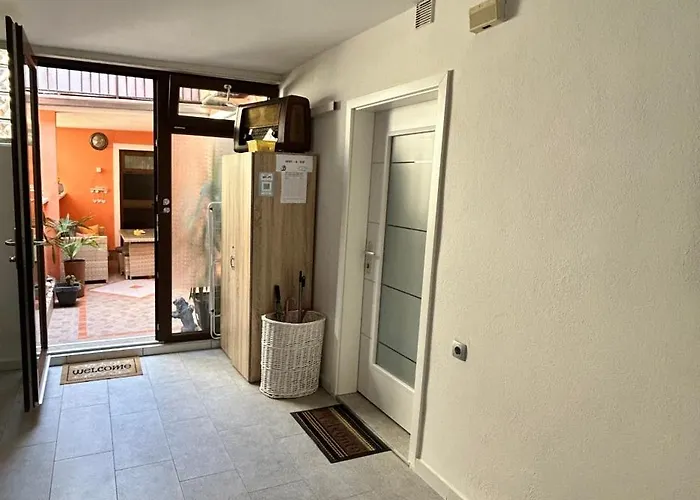 Apartma Tayana - With Affordable Parking !!! דירה *